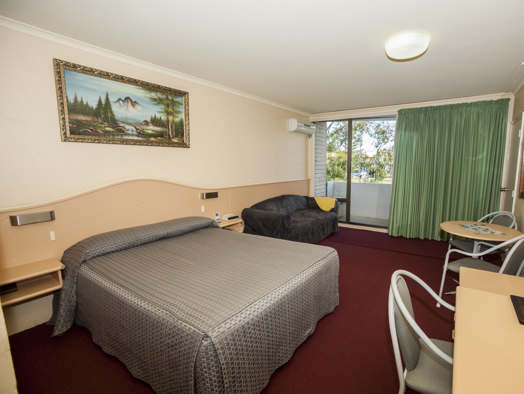 Palm Court Motor 4*